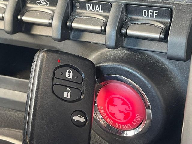 �y�X�}�[�g�L�[�z�J�o����|�P�b�g�ɓ��ꂽ�܂܂ł��h�A�̎{���E�������\�ȃX�}�[�g�L�[�𑕔��B�G���W���̃I���E�I�t�����J�M�����o���K�v����������Ƃ��Ă��֗��ł���