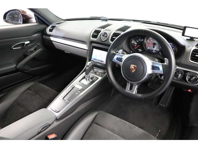 �u���b�N���U�[&�A���J���^�[���̓����œ��ꊴ�ƈ��S��������܂��B�O���F�Ƒł��ĕς���ăV���v���ȃC���e���A�͋C�����킸�ǂ�ȕ��ł��󂯓���Ă���閣�͂�����܂��B