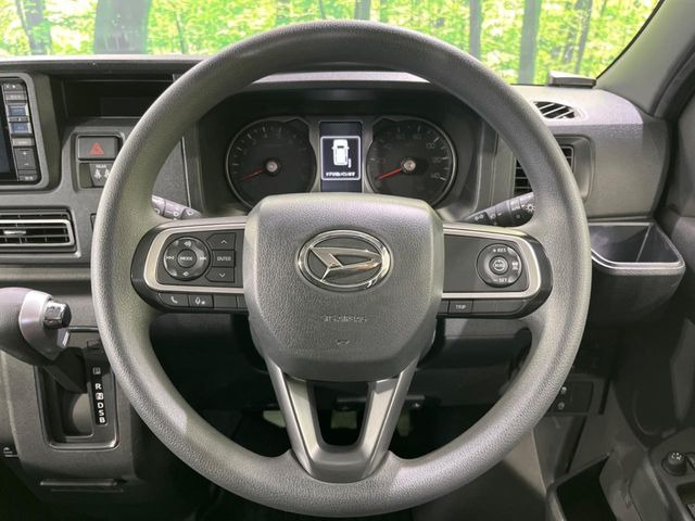 �C���e���A�ɍ��킹���f�U�C���̃X�e�A�����O�́A�^�]�������̂��Ƃ��l���A�^�]���₷���`��A�傫���ł��B�����x�A���ۂɐG���Ă��m���߂��������B