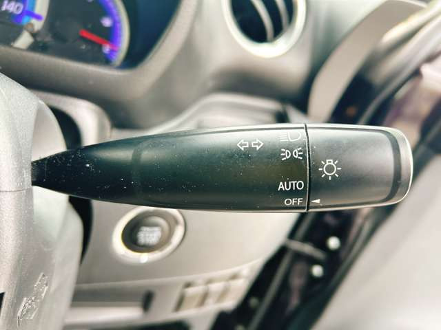 �y�I�[�g���C�g�z�ԊO�̖��邳�����m���āA�����I�Ƀw�b�h���C�g��_�����Ă���܂���g���l���𑖍s����ۂɂ��A�����I�ɓ_�����Ă���ĕ֗��ȑ�����1�ł���