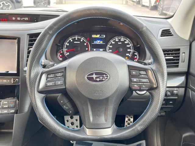 �C���e���A�ɍ��킹���f�U�C���̃X�e�A�����O�́A�^�]�������̂��Ƃ��l���A�^�]���₷���`��A�傫���ł��B�����x�A���ۂɐG���Ă��m���߂��������B