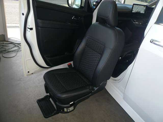 セレナ2.0 ハイウェイスターV 助手席スライドアップシート