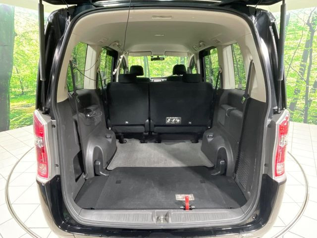 ���i�̂���������ʋ΁A���}���ɏ\���ȉ׎��X�y�[�X���m�ۂ��Ă���܂��B�Z�J���h�V�[�g��|���ƁA�傫�ȉו��̐ύڂ��\�ł���