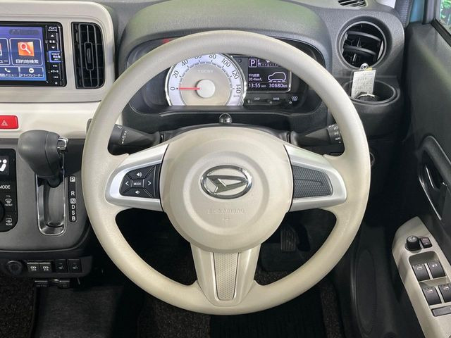 �C���e���A�ɍ��킹���f�U�C���̃X�e�A�����O�́A�^�]�������̂��Ƃ��l���A�^�]���₷���`��A�傫���ł��B�����x�A���ۂɐG���Ă��m���߂��������B