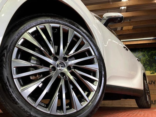 【純正アルミホイール】外観にマッチした純正アルミホイールを装着しております。各種社外アルミホイールや、スタッドレスタイヤも取扱いしております。是非ご相談ください♪