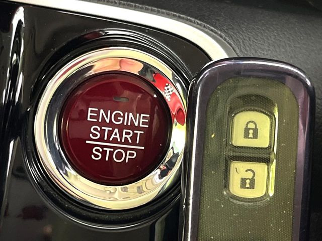 �yHonda�X�}�[�g�L�[�z�J�o����|�P�b�g�ɓ��ꂽ�܂܂ł��h�A�̎{���E�������\�ȃX�}�[�g�L�[�𑕔��B�G���W���̃I���E�I�t�����J�M�����o���K�v����������Ƃ��Ă��֗��ł���