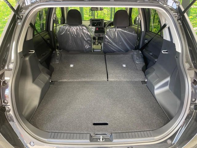 ���i�̂���������ʋ΁A���}���ɏ\���ȉ׎��X�y�[�X���m�ۂ��Ă���܂��B�Z�J���h�V�[�g��|���ƁA�傫�ȉו��̐ύڂ��\�ł���