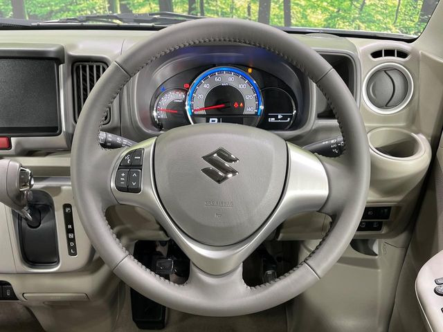 �C���e���A�ɍ��킹���f�U�C���̃X�e�A�����O�́A�^�]�������̂��Ƃ��l���A�^�]���₷���`��A�傫���ł��B�����x�A���ۂɐG���Ă��m���߂��������B