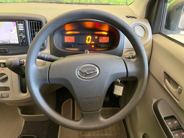 �C���e���A�ɍ��킹���f�U�C���̃X�e�A�����O�́A�^�]�������̂��Ƃ��l���A�^�]���₷���`��A�傫���ł��B�����x�A���ۂɐG���Ă��m���߂��������B