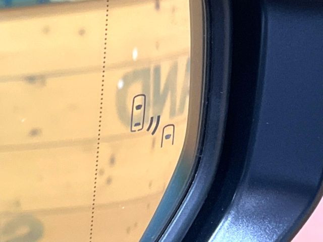 【ブラインドスポットモニター】走行中、ドアミラーの死角になりやすい箇所に後続車が接近するとサイドミラーのレンズに警告を表示!ドライバーに注意喚起をしてくれます。