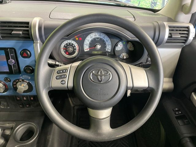 �C���e���A�ɍ��킹���f�U�C���̃X�e�A�����O�́A�^�]�������̂��Ƃ��l���A�^�]���₷���`��A�傫���ł��B�����x�A���ۂɐG���Ă��m���߂��������B