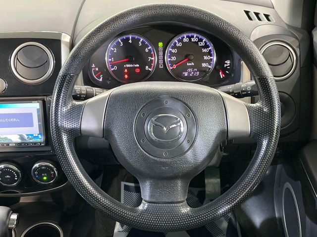 �C���e���A�ɍ��킹���f�U�C���̃X�e�A�����O�́A�^�]�������̂��Ƃ��l���A�^�]���₷���`��A�傫���ł��B�����x�A���ۂɐG���Ă��m���߂��������B