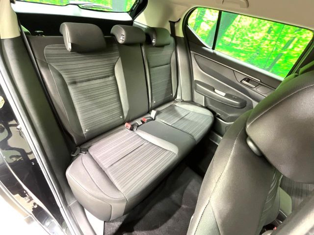 後部座席も気になるようなキズ・汚れやへたり等、大きなダメージはなく、良好な状態です。