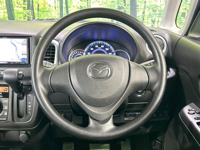 �C���e���A�ɍ��킹���f�U�C���̃X�e�A�����O�́A�^�]�������̂��Ƃ��l���A�^�]���₷���`��A�傫���ł��B�����x�A���ۂɐG���Ă��m���߂��������B