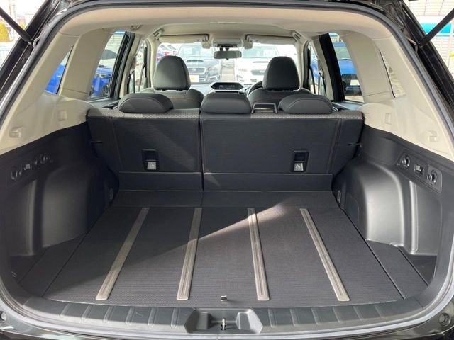 ���i�̂���������ʋ΁A���}���ɏ\���ȉ׎��X�y�[�X���m�ۂ��Ă���܂��B�Z�J���h�V�[�g��|���ƁA�傫�ȉו��̐ύڂ��\�ł���