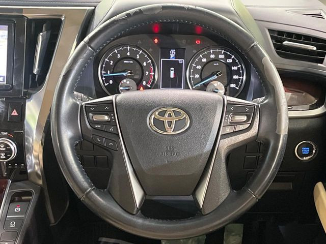 �C���e���A�ɍ��킹���f�U�C���̃X�e�A�����O�́A�^�]�������̂��Ƃ��l���A�^�]���₷���`��A�傫���ł��B�����x�A���ۂɐG���Ă��m���߂��������B