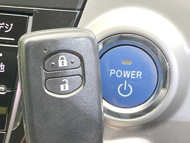 【スマートキー】カバンやポケットに入れたままでもドアの施錠・解錠が可能なスマートキーを装備。エンジンのオン・オフ時もカギを取り出す必要が無いからとっても便利です♪