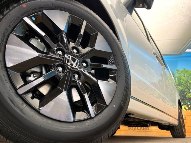 �y����16�C���`�A���~�z�C�[���z�O�ςɃ}�b�`���������A���~�z�C�[���𑕒����Ă���܂��B�e��ЊO�A���~�z�C�[����A�X�^�b�h���X�^�C�����戵�����Ă���܂��B���񂲑��k����������