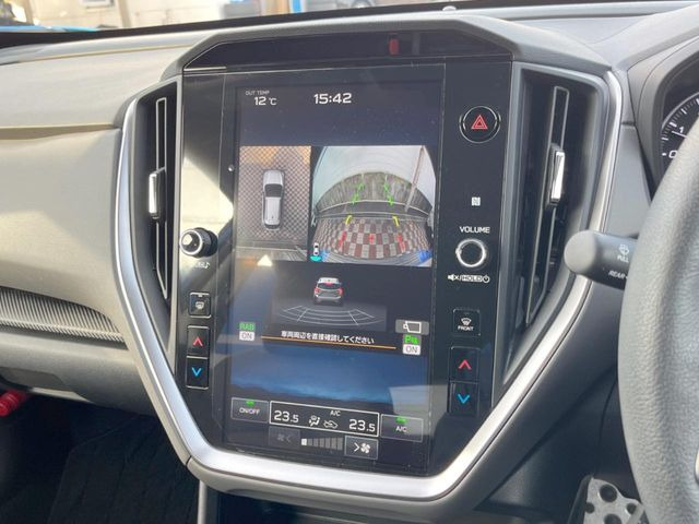 �y�f�W�^���}���`�r���[���j�^�[�z�Ԃ̃t�����g��T�C�h�̃J�����摜�𓯎��Ƀ��j�^�[�\�����邱�ƂŁA���H�⋷�����𑖍s���ł����͂̏󋵊m�F���ł����S!�{�iSUV�ɂ��ꂵ�������ł���