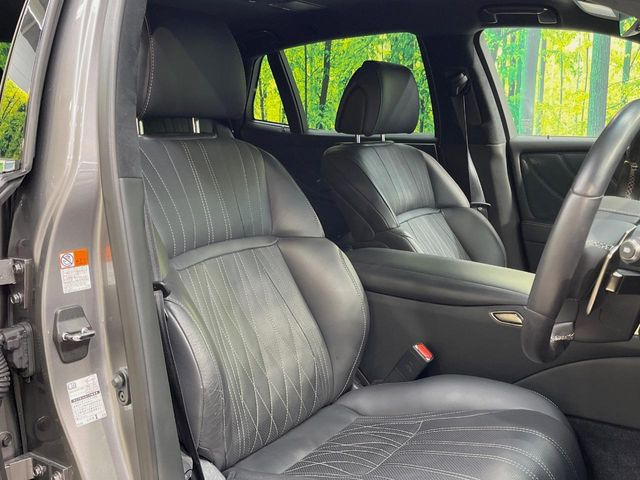 【黒革シート】上質な本革を使用し、高級感あふれる黒革シート。常に体に触れる部分だから、座り心地の良さにはこだわりたいですね♪汚れの付着や劣化を抑制する内装コーティング施工もおススメですよ♪