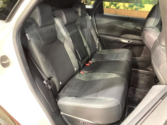後部座席も気になるようなキズ・汚れやへたり等、大きなダメージはなく、良好な状態です。