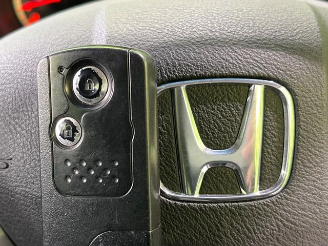 �yHonda�X�}�[�g�L�[�z�J�o����|�P�b�g�ɓ��ꂽ�܂܂ł��h�A�̎{���E�������\�ȃX�}�[�g�L�[�𑕔��B�G���W���̃I���E�I�t�����J�M�����o���K�v����������Ƃ��Ă��֗��ł���