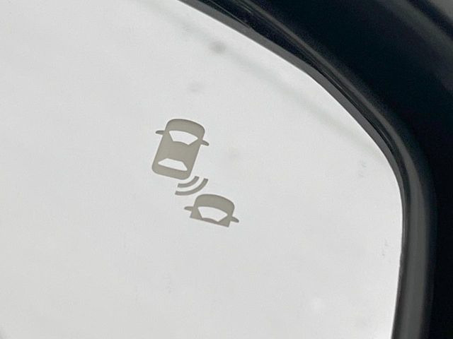 【ブラインドスポットインフォメーション】走行中、ドアミラーの死角になりやすい箇所に後続車が接近するとサイドミラー付近に警告を表示、ドライバーに注意喚起をしてくれます。