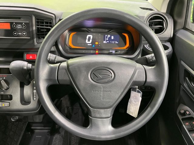 �C���e���A�ɍ��킹���f�U�C���̃X�e�A�����O�́A�^�]�������̂��Ƃ��l���A�^�]���₷���`��A�傫���ł��B�����x�A���ۂɐG���Ă��m���߂��������B