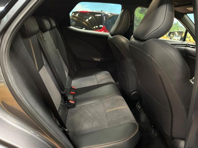 後部座席も気になるようなキズ・汚れやへたり等、大きなダメージはなく、良好な状態です。