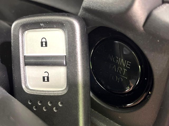 【Hondaスマートキー】カバンやポケットに入れたままでもドアの施錠・解錠が可能なスマートキーを装備。エンジンのオン・オフ時もカギを取り出す必要が無いからとっても便利です♪