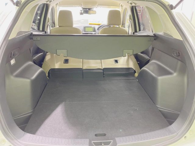 ���i�̂���������ʋ΁A���}���ɏ\���ȉ׎��X�y�[�X���m�ۂ��Ă���܂��B�Z�J���h�V�[�g��|���ƁA�傫�ȉו��̐ύڂ��\�ł���