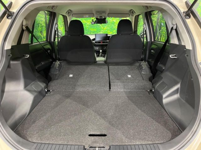 ���i�̂���������ʋ΁A���}���ɏ\���ȉ׎��X�y�[�X���m�ۂ��Ă���܂��B�Z�J���h�V�[�g��|���ƁA�傫�ȉו��̐ύڂ��\�ł���