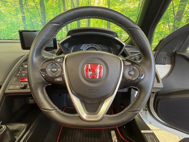 �C���e���A�ɍ��킹���f�U�C���̃X�e�A�����O�́A�^�]�������̂��Ƃ��l���A�^�]���₷���`��A�傫���ł��B�����x�A���ۂɐG���Ă��m���߂��������B