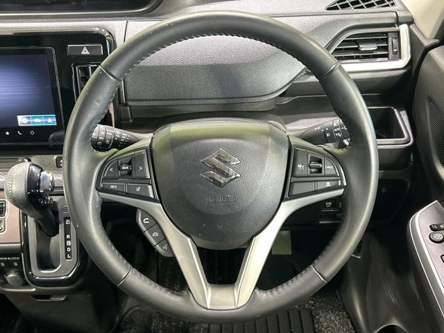 �C���e���A�ɍ��킹���f�U�C���̃X�e�A�����O�́A�^�]�������̂��Ƃ��l���A�^�]���₷���`��A�傫���ł��B�����x�A���ۂɐG���Ă��m���߂��������B