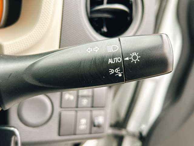 �y�I�[�g���C�g�z�ԊO�̖��邳�����m���āA�����I�Ƀw�b�h���C�g��_�����Ă���܂���g���l���𑖍s����ۂɂ��A�����I�ɓ_�����Ă���ĕ֗��ȑ�����1�ł���