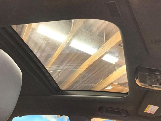 【パノラマルーフ】大型のガラスルーフ搭載で車内の解放感が一気にアップ!開放的なドライブをお楽しみいただけます。