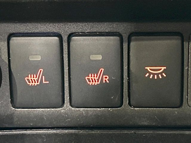 【シートヒーター】寒い日に重宝するシートヒーター!エアコンより早く温まってくれるので寒がりの人も安心ですね♪エアコンの温風は乾燥するから苦手、という方にもをおすすめです。