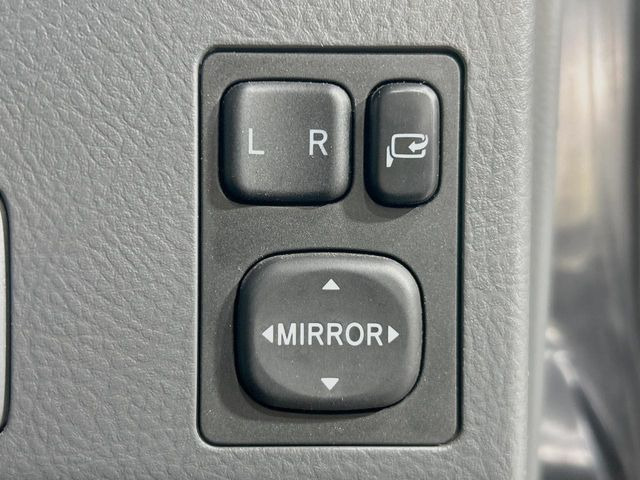 �y�d���i�[�~���[�z�T�C�h�~���[�͓d���i�[���ƂȂ��Ă���A�������ԏ�ł��L�Y�������X�N��}�����܂��B