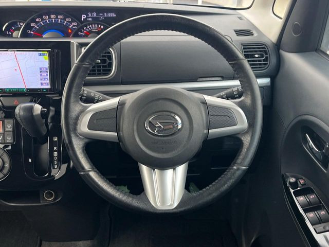 �C���e���A�ɍ��킹���f�U�C���̃X�e�A�����O�́A�^�]�������̂��Ƃ��l���A�^�]���₷���`��A�傫���ł��B�����x�A���ۂɐG���Ă��m���߂��������B