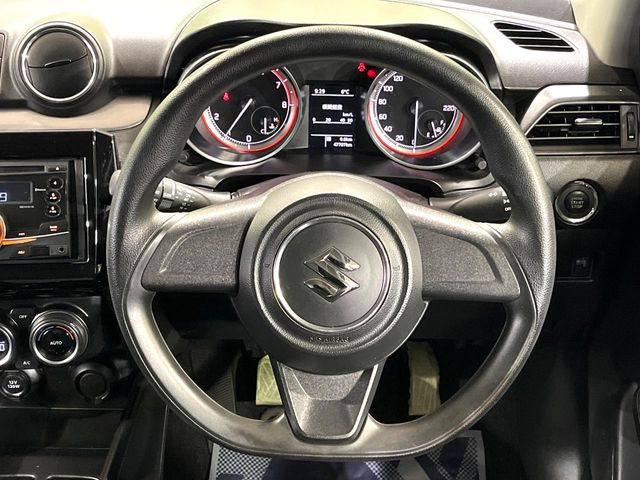 �C���e���A�ɍ��킹���f�U�C���̃X�e�A�����O�́A�^�]�������̂��Ƃ��l���A�^�]���₷���`��A�傫���ł��B�����x�A���ۂɐG���Ă��m���߂��������B