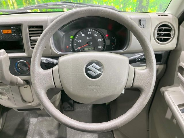 �C���e���A�ɍ��킹���f�U�C���̃X�e�A�����O�́A�^�]�������̂��Ƃ��l���A�^�]���₷���`��A�傫���ł��B�����x�A���ۂɐG���Ă��m���߂��������B