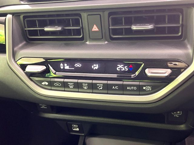 【オートエアコン】一度お好みの温度に設定すれば、車内の温度を検知し風量や温度を自動で調整。暑い&hellip;寒い&hellip;と何度もスイッチ操作をする必要はありません。快適な車内空間には必須の機能ですね♪