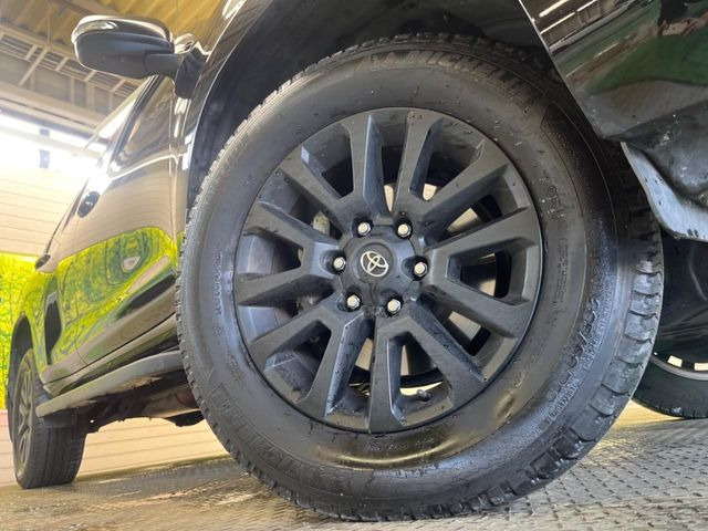 【純正18インチアルミホイール】外観にマッチした純正アルミホイールを装着しております。各種社外アルミホイールや、スタッドレスタイヤも取扱いしております。是非ご相談ください♪