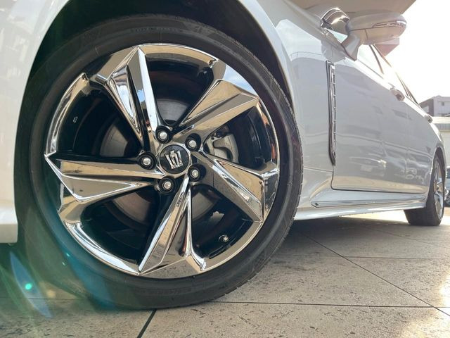 �y����18�C���`�A���~�z�C�[���z�O�ςɃ}�b�`���������A���~�z�C�[���𑕒����Ă���܂��B�e��ЊO�A���~�z�C�[����A�X�^�b�h���X�^�C�����戵�����Ă���܂��B���񂲑��k����������