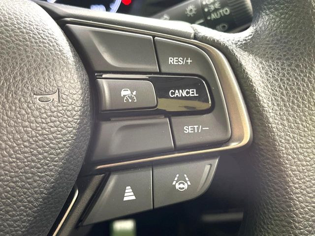 【クルーズコントロール】高速道路もラクラク走行。アクセルを離しても一定速度で走行ができ、長距離運転時の負担を軽減!加速・減速も簡単なスイッチ操作で調整できます。