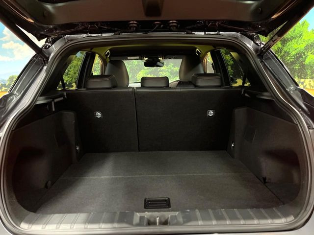 積み下ろしのしやすいデッキにはたっぷりと荷物を積み込んでいただけます。遊びから仕事まで、様々なシーンで頼れます♪