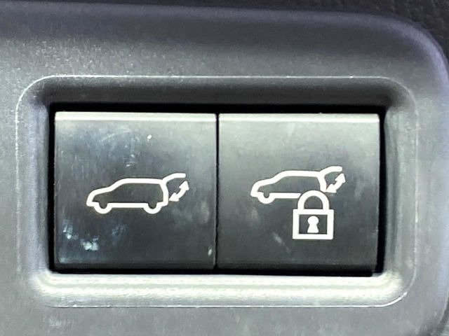 【パワーバックドア】スマートキーや運転席のボタンを押すだけでリアゲートが自動で開閉します!荷物を持っている時や、高い位置にあるバックドアを閉める際に便利な機能です♪