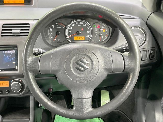 �C���e���A�ɍ��킹���f�U�C���̃X�e�A�����O�́A�^�]�������̂��Ƃ��l���A�^�]���₷���`��A�傫���ł��B�����x�A���ۂɐG���Ă��m���߂��������B