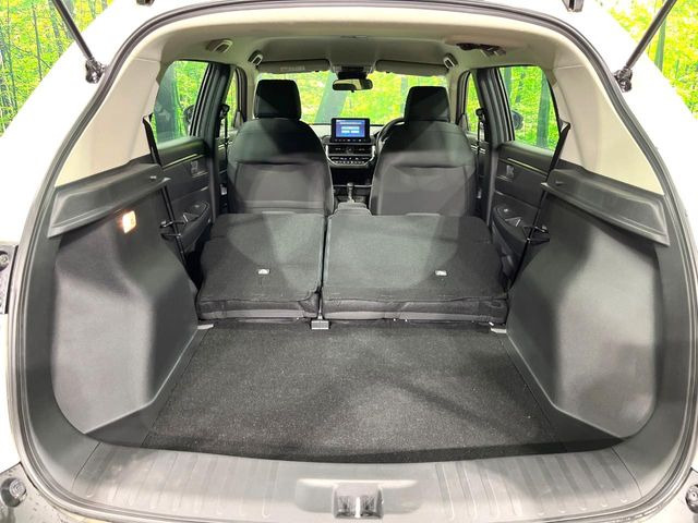 後席を格納すると、これだけの広さが!シーンに合わせたシートアレンジで、大きな荷物も積むことが出来ます♪