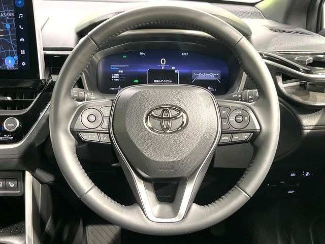 �C���e���A�ɍ��킹���f�U�C���̃X�e�A�����O�́A�^�]�������̂��Ƃ��l���A�^�]���₷���`��A�傫���ł��B�����x�A���ۂɐG���Ă��m���߂��������B